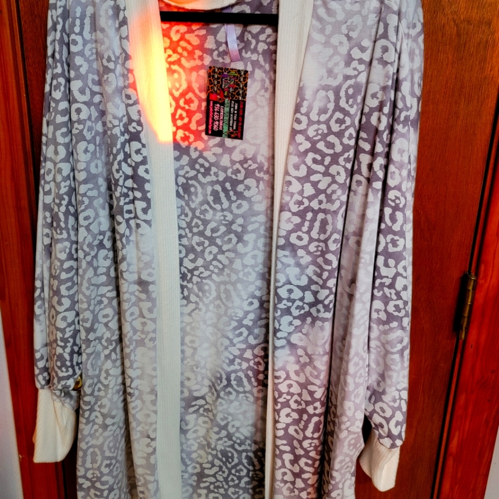 New Light colored leopard print duster size 3X